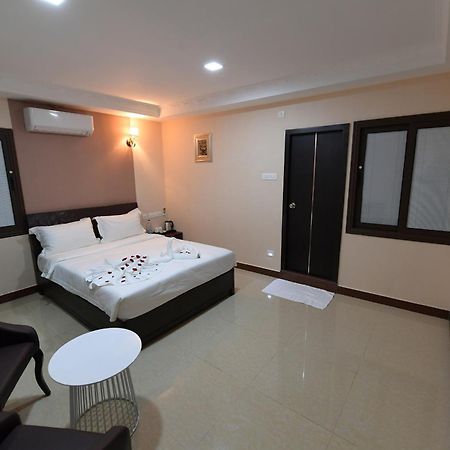 Hotel Sampath Tiruchirappalli Bagian luar foto