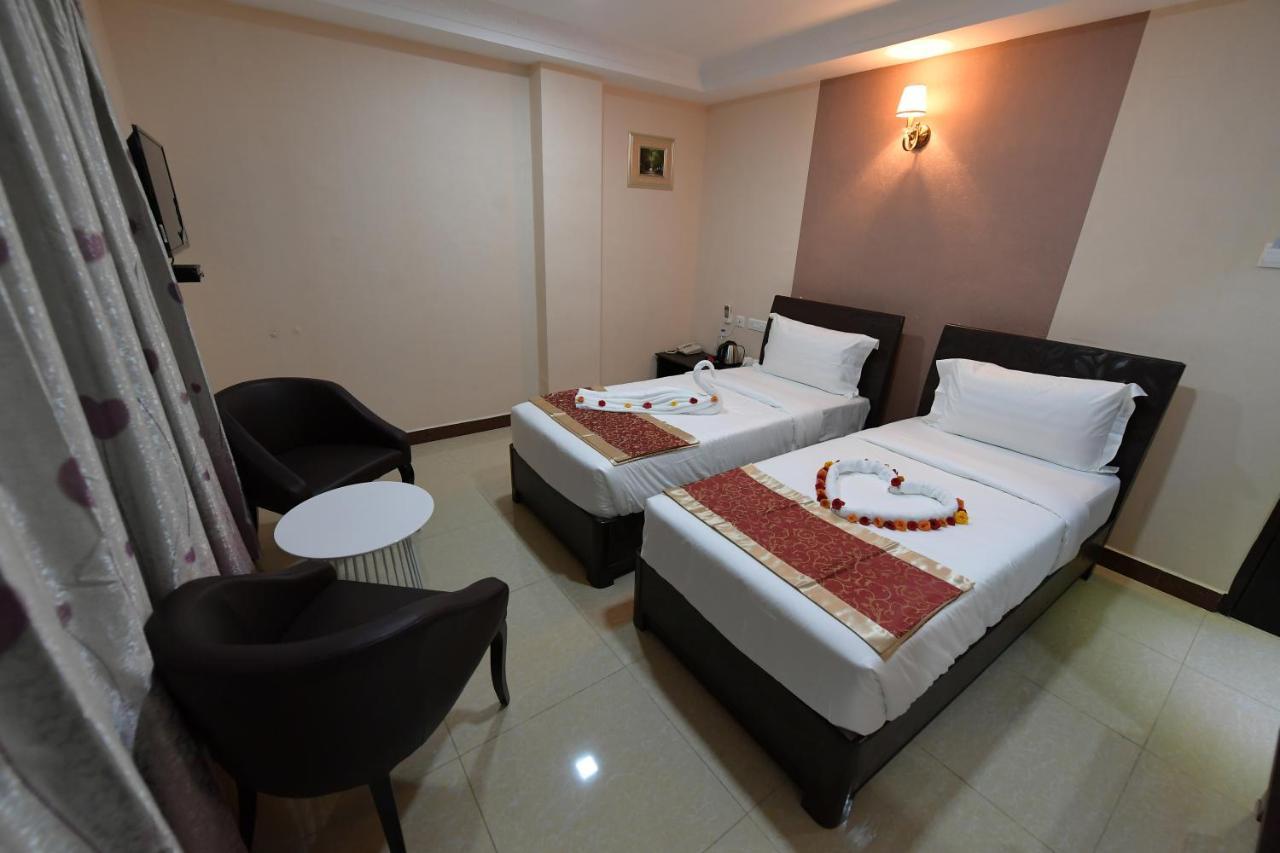 Hotel Sampath Tiruchirappalli Bagian luar foto