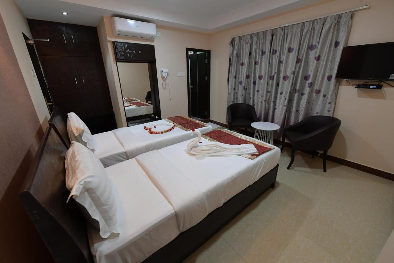 Hotel Sampath Tiruchirappalli Bagian luar foto