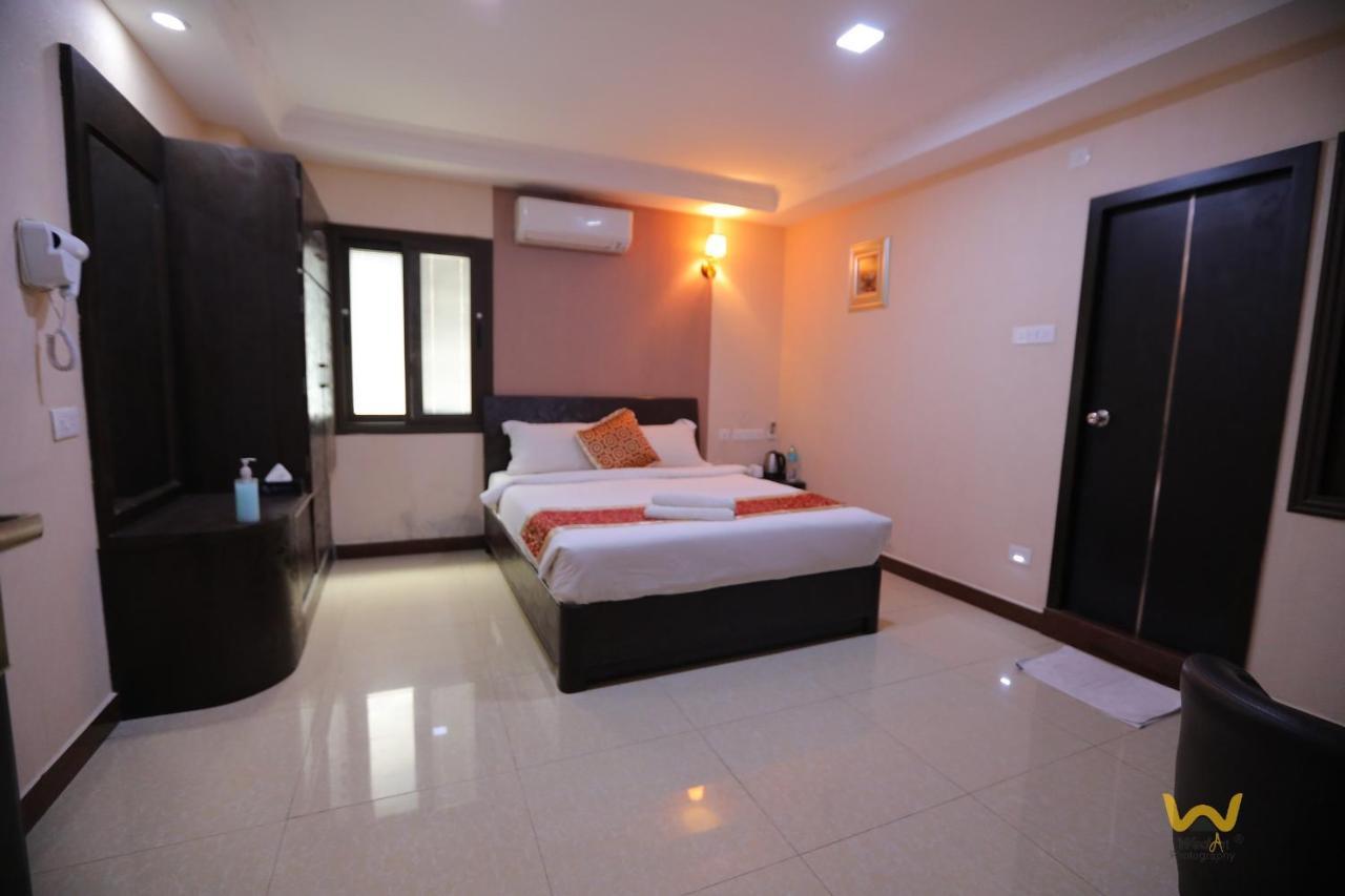 Hotel Sampath Tiruchirappalli Bagian luar foto