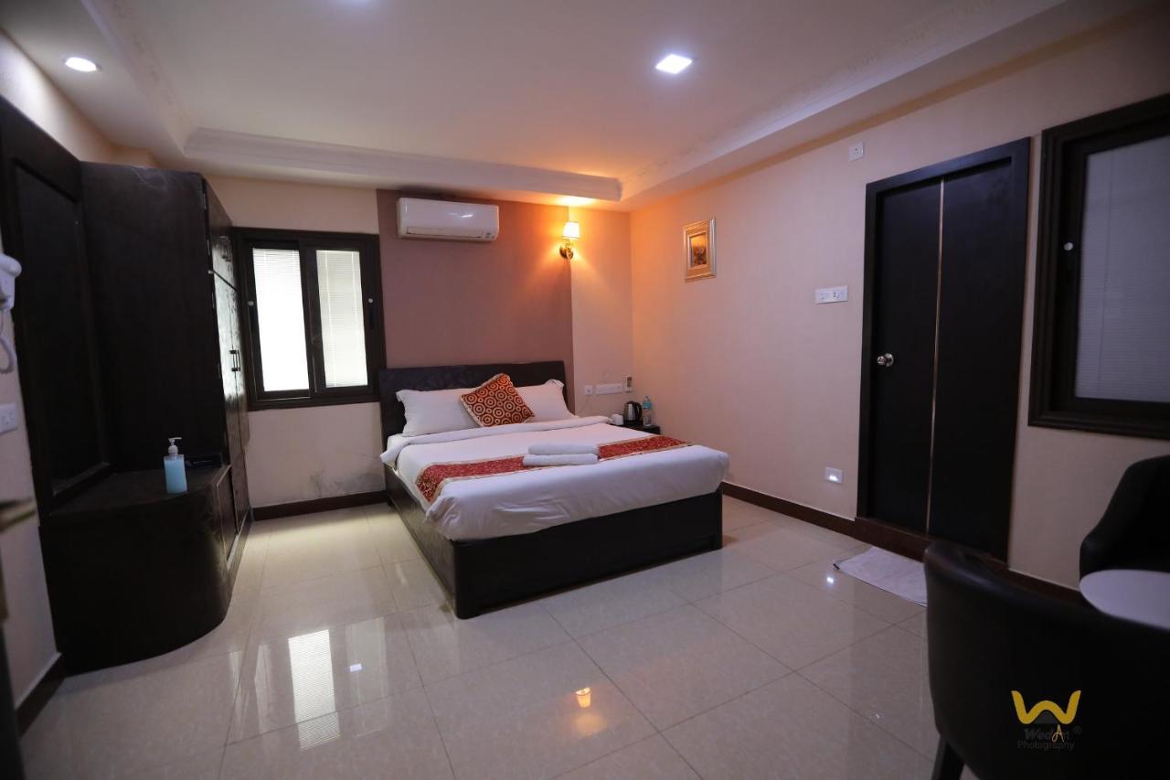 Hotel Sampath Tiruchirappalli Bagian luar foto