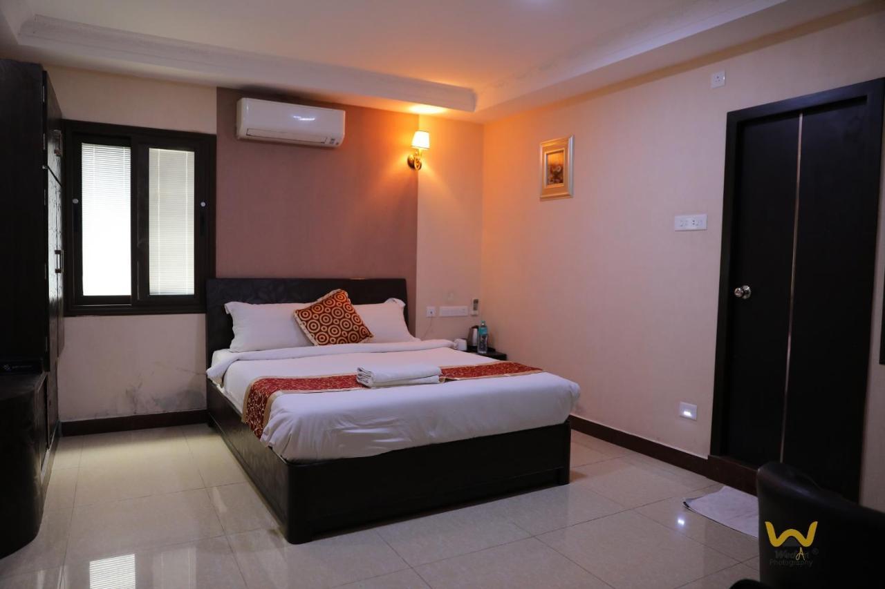 Hotel Sampath Tiruchirappalli Bagian luar foto