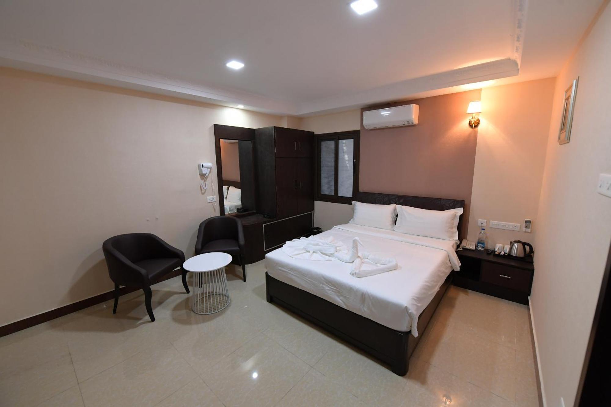 Hotel Sampath Tiruchirappalli Bagian luar foto