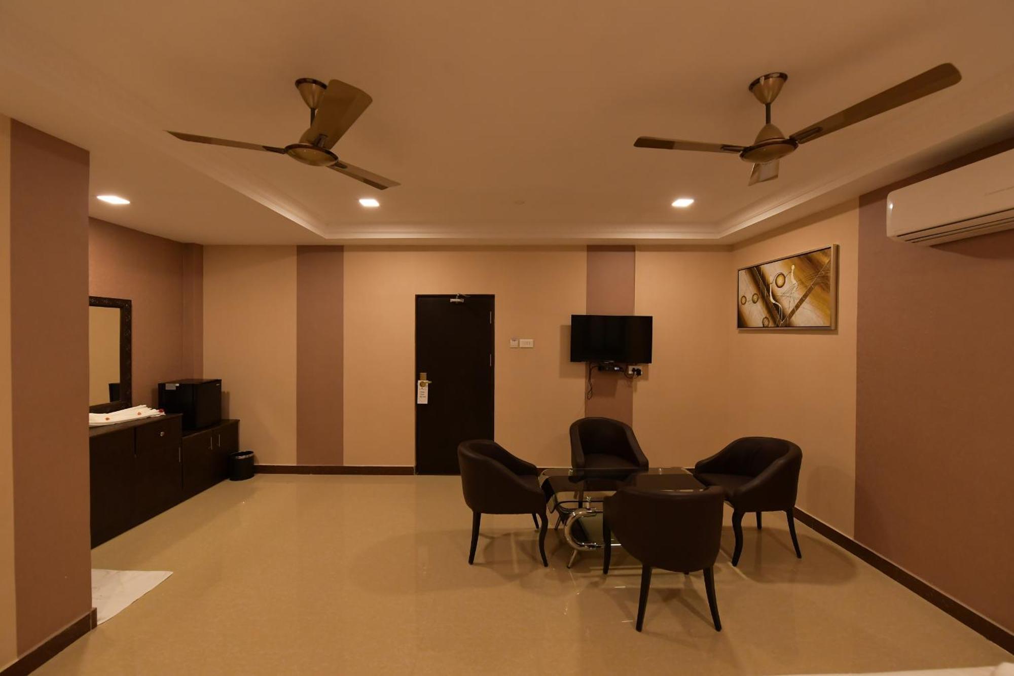 Hotel Sampath Tiruchirappalli Bagian luar foto