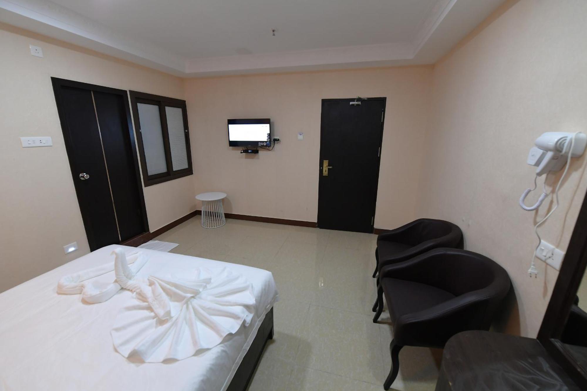 Hotel Sampath Tiruchirappalli Bagian luar foto