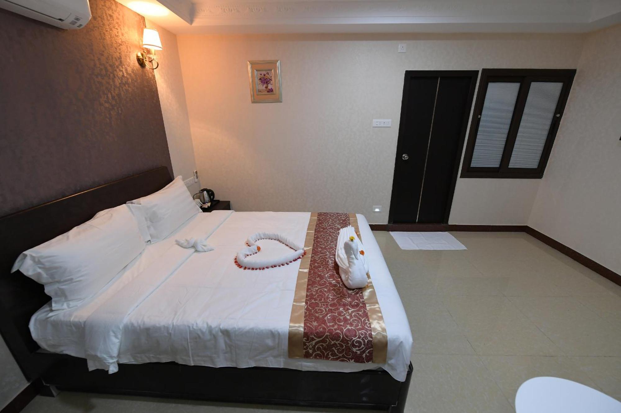 Hotel Sampath Tiruchirappalli Bagian luar foto