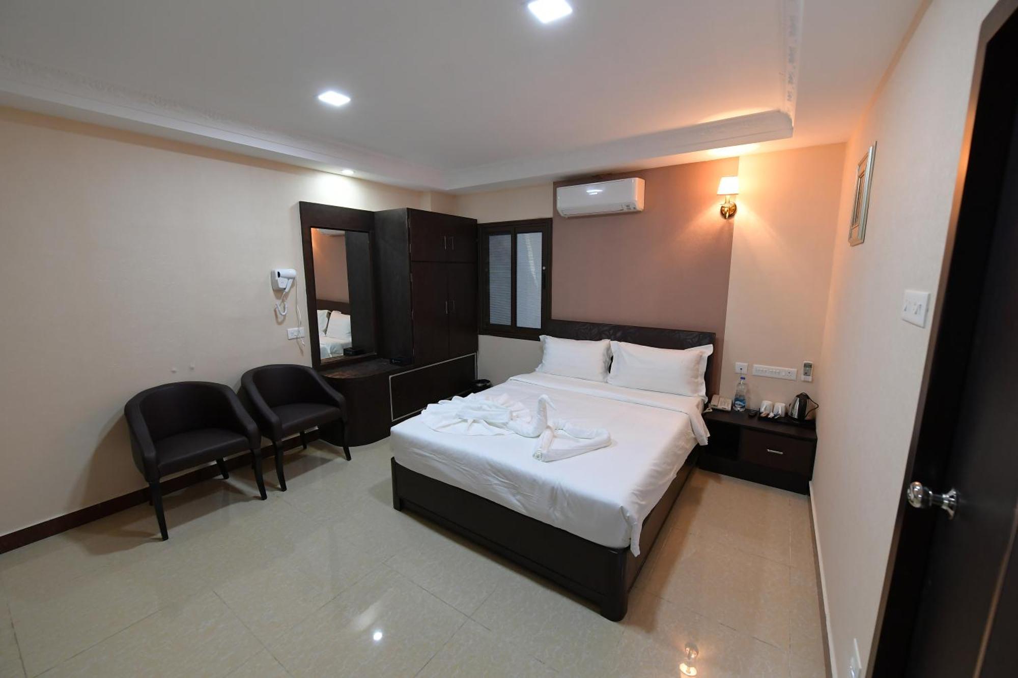 Hotel Sampath Tiruchirappalli Bagian luar foto