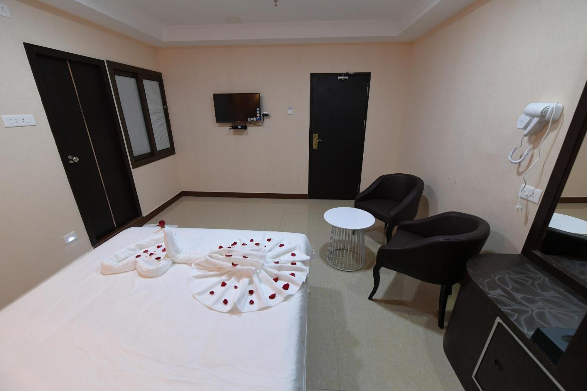 Hotel Sampath Tiruchirappalli Bagian luar foto