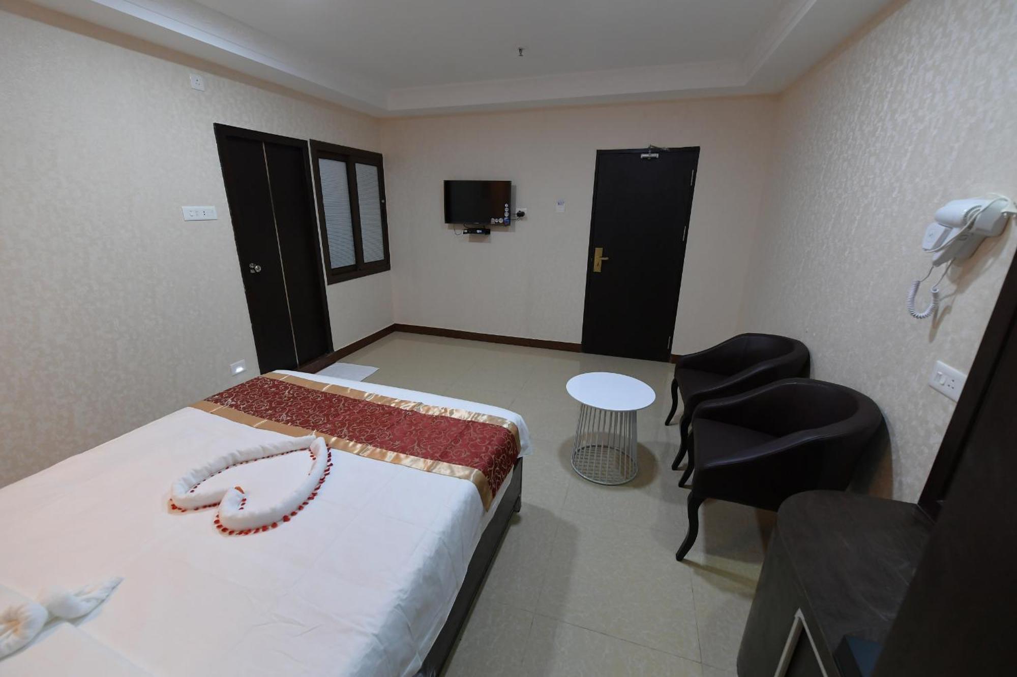 Hotel Sampath Tiruchirappalli Bagian luar foto