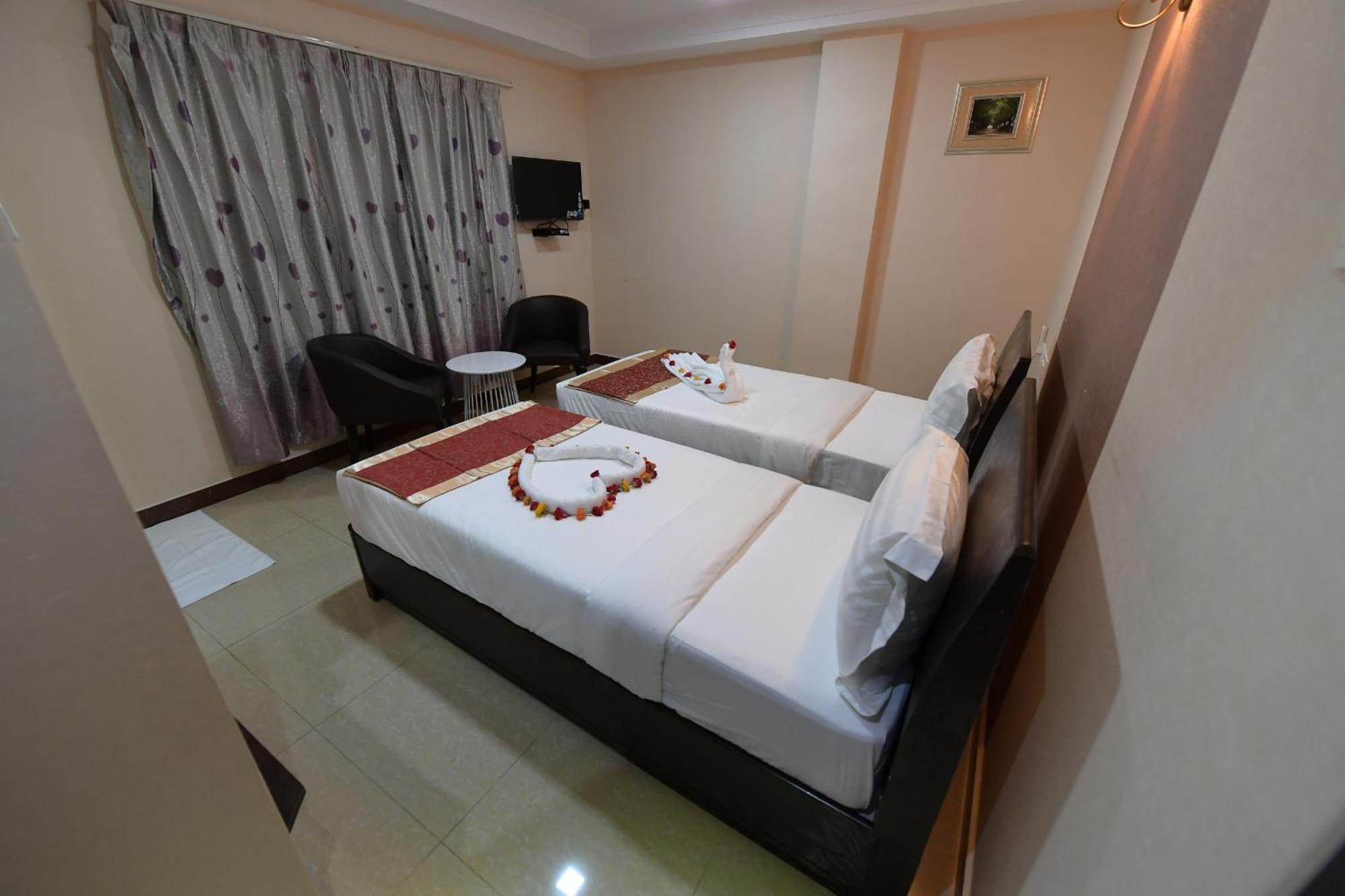 Hotel Sampath Tiruchirappalli Bagian luar foto
