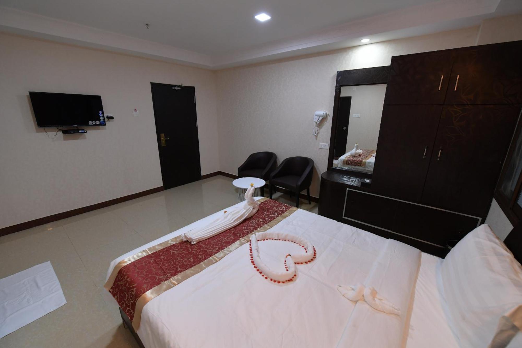 Hotel Sampath Tiruchirappalli Bagian luar foto
