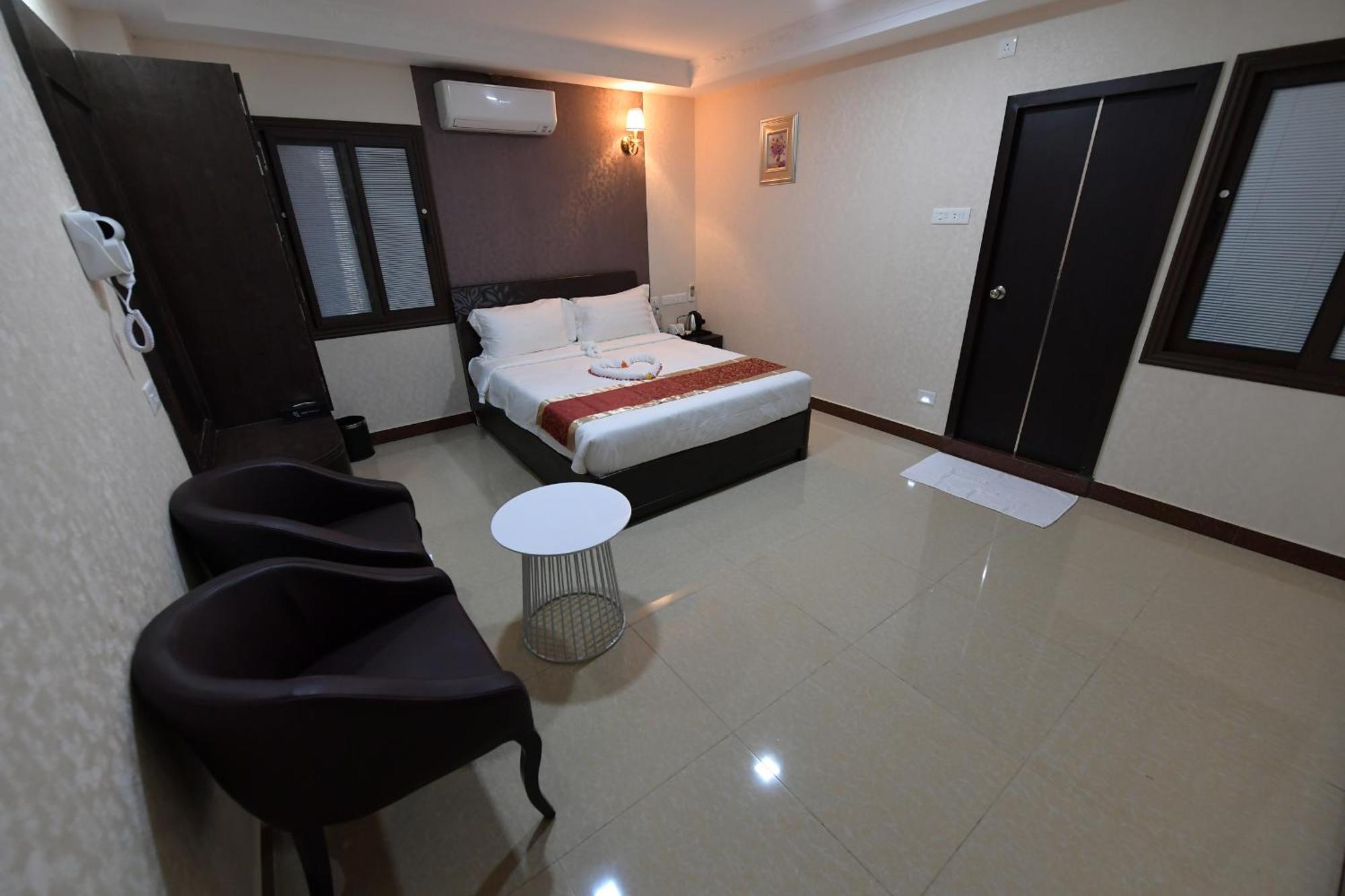 Hotel Sampath Tiruchirappalli Bagian luar foto