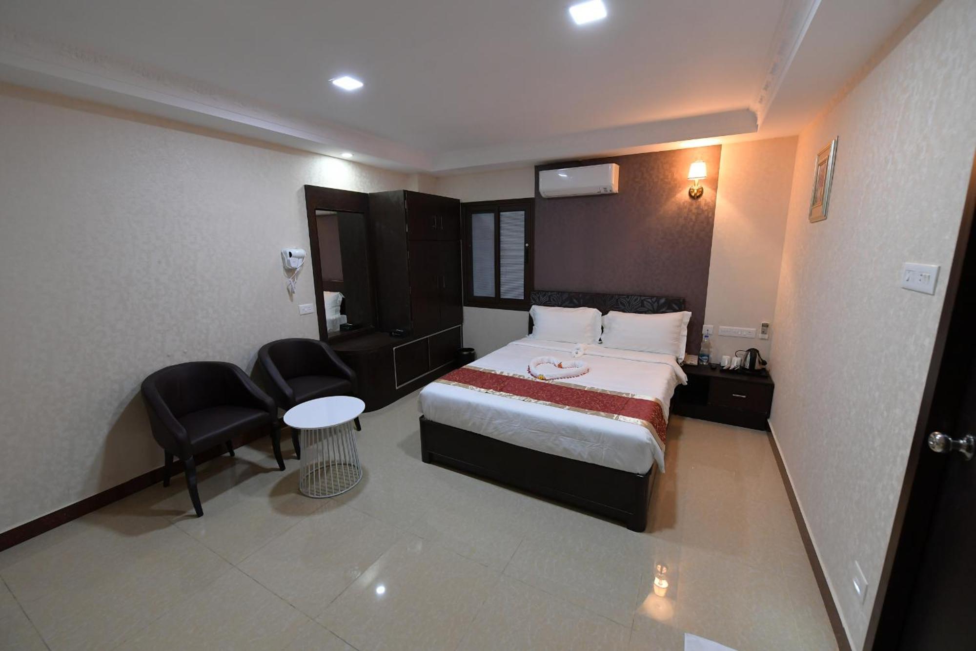 Hotel Sampath Tiruchirappalli Bagian luar foto